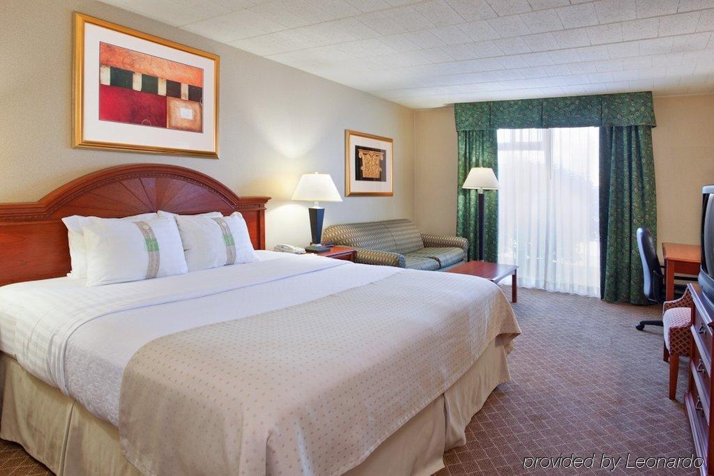 Ramada By Wyndham Clarion Hotel Room photo